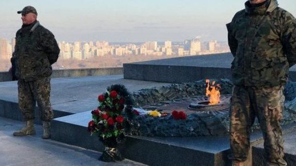 Почесна варта: У Києві біля Вічного вогню виставили охорону